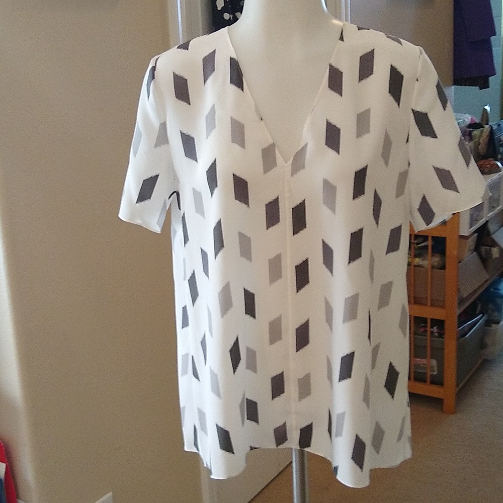 BNWT Theory white gray and charcoal print silk v neck a line top size small